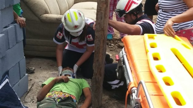 Incendia su casa; intenta ahorcarse