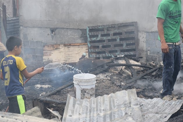 Incendia su casa; intenta ahorcarse