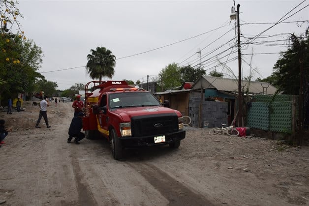 Incendia su casa; intenta ahorcarse