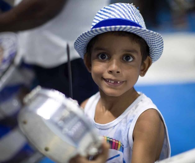 Escuela de samba promueve inclusión de niños discapacitados, en Brasil