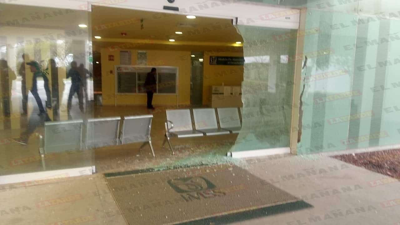 Cuantiosos daños se produjeron en el interior de la clínica luego del tiroteo.