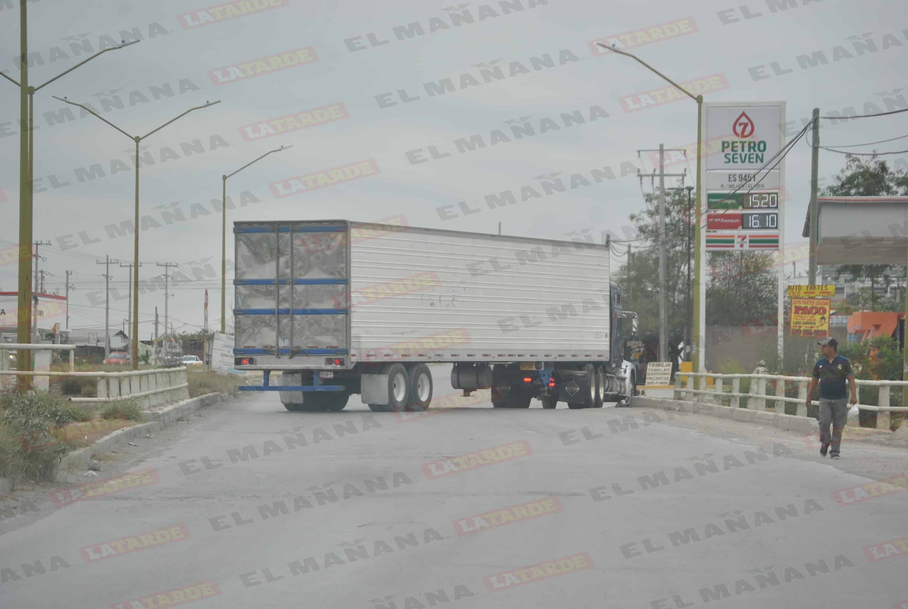 Los puentes sobre el canal Rodhe, por la avenida Rodolfo Garza Cantú, fueron bloqueados.