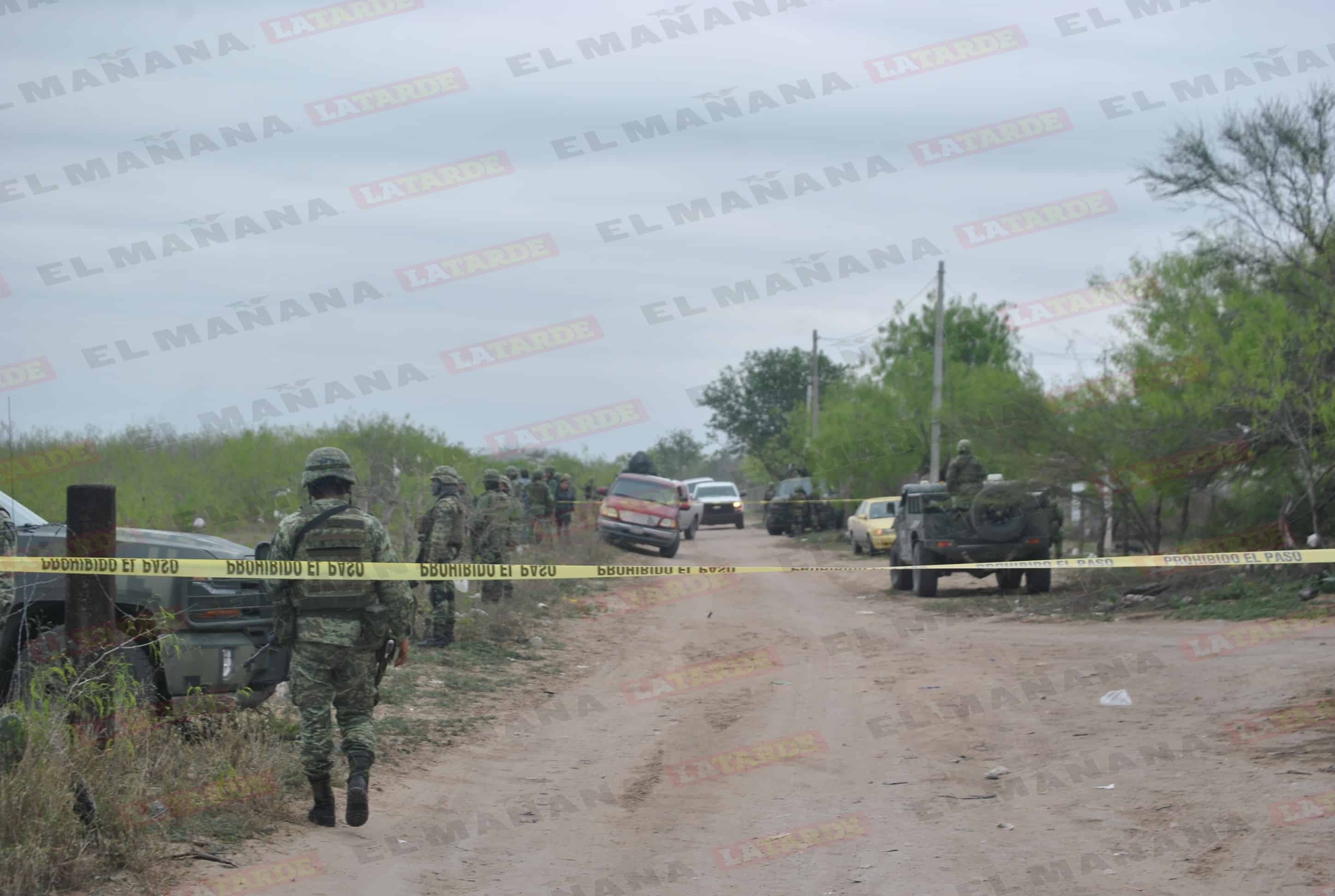 Militares acordonan caminos vecinales durante el operativo de emergencia.