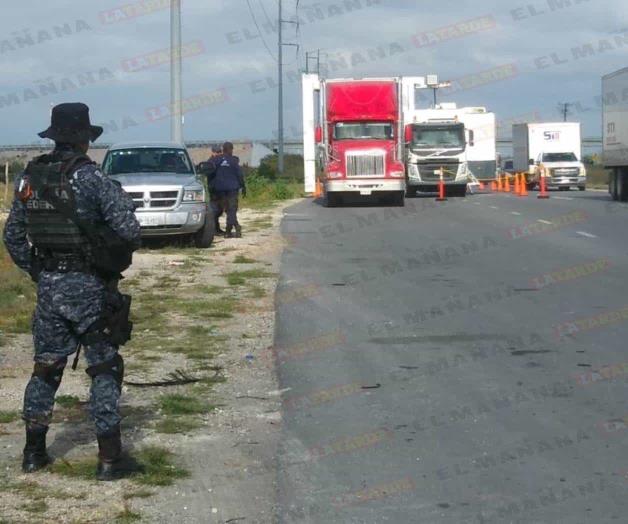 Instala el SAT retén en salida a Monterrey para incautar vehículos Instala el SAT retén en salida a Monterrey para incautar vehículos