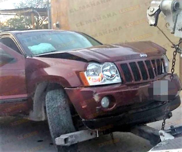 Aseguran camioneta abandonada que traía ponchallantas