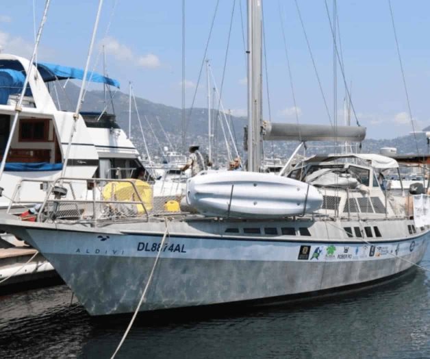 Familia parte en velero de Acapulco para recorrer el mundo