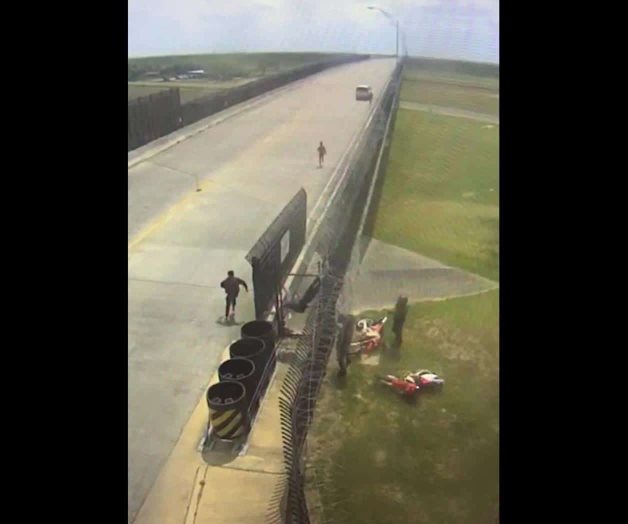 Desafían 4 ilegales la muralla de púas. En el Puente Internacional Anzaldúas Desafían 4 ilegales la muralla de púas. En el Puente Internacional Anzaldúas