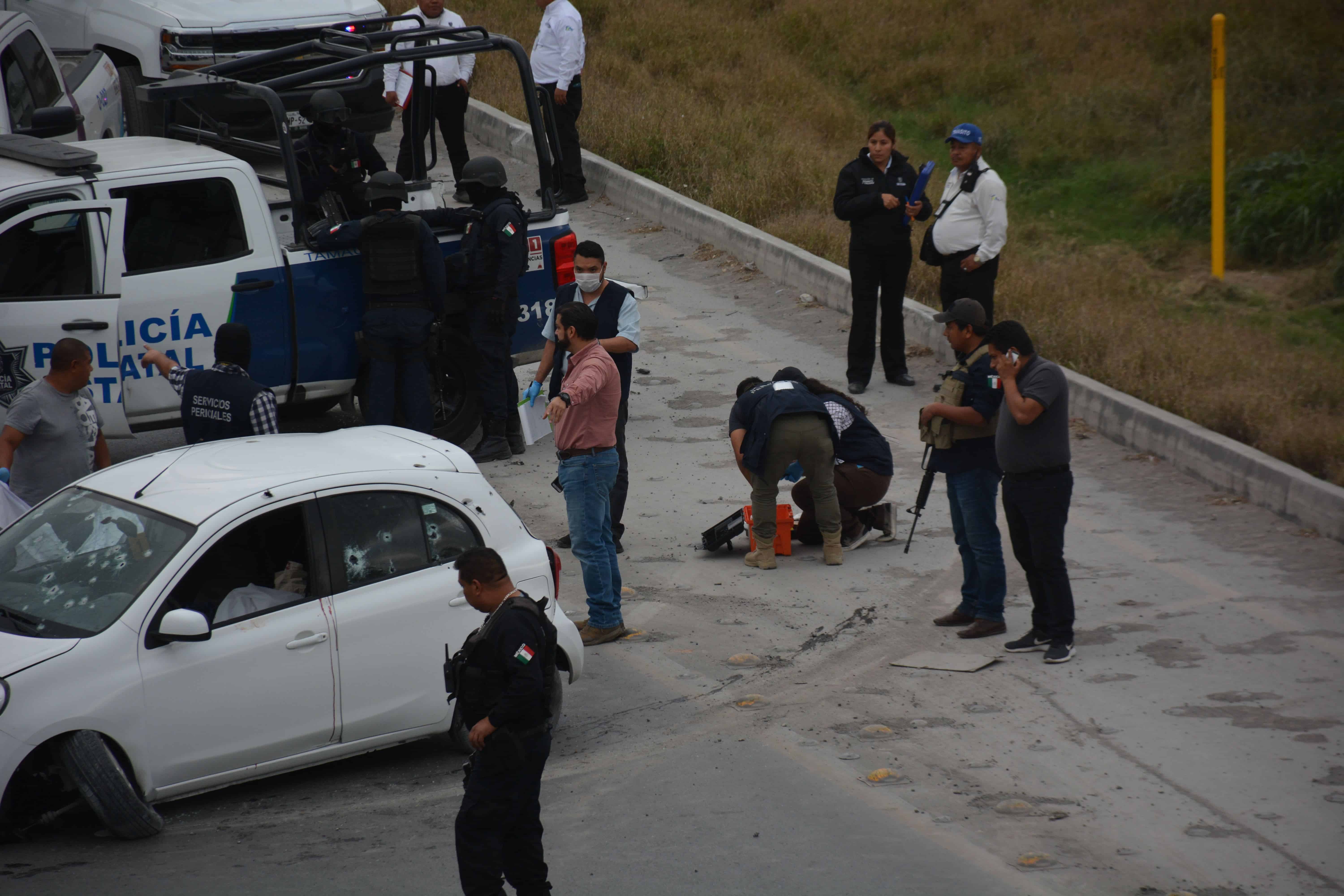 CON RÁFAGAS de metralleta el carro Nissan March quedó como coladera, con dos cuerpos sangrando en el interior.