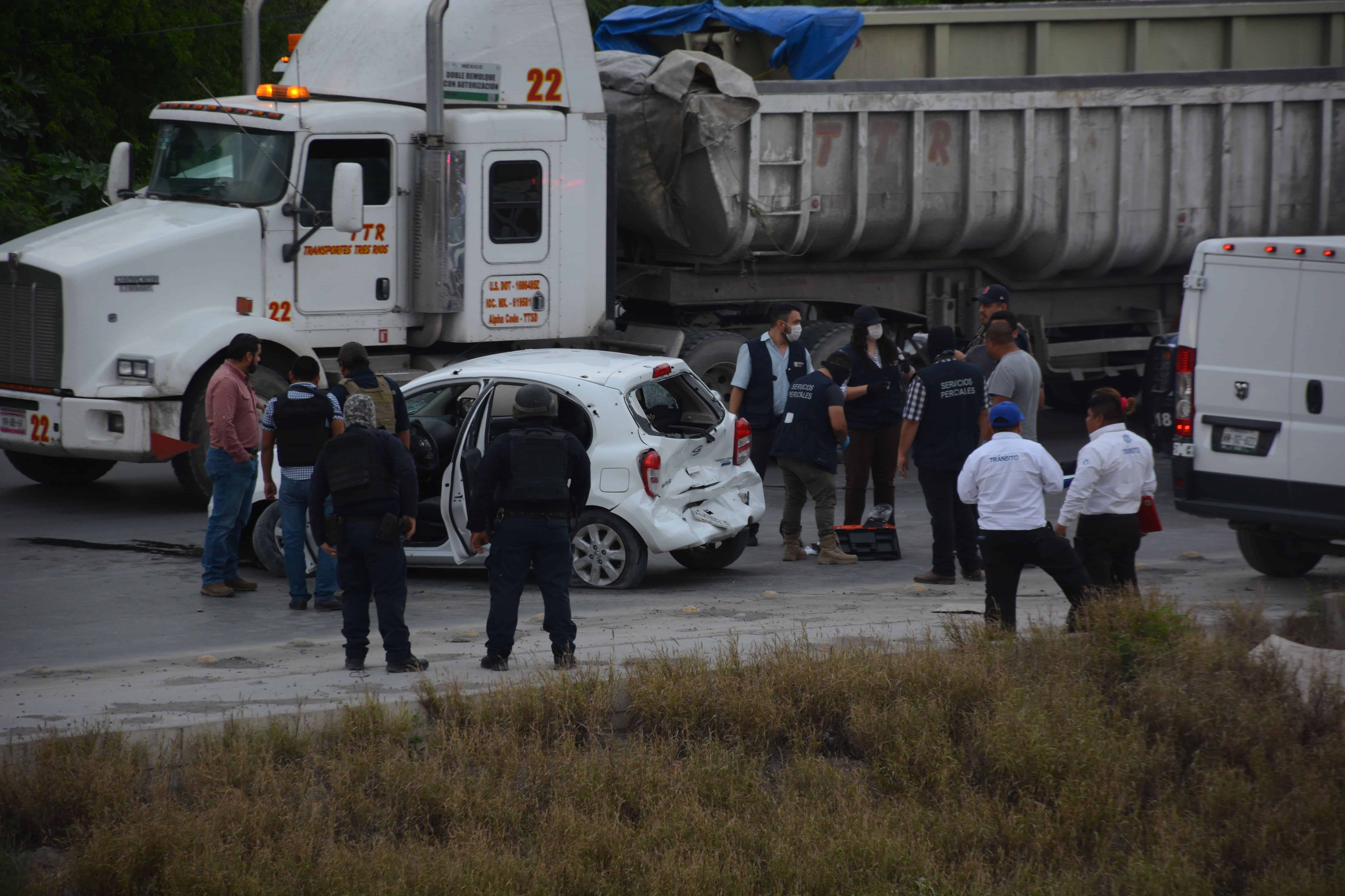 CON RÁFAGAS de metralleta el carro Nissan March quedó como coladera, con dos cuerpos sangrando en el interior.