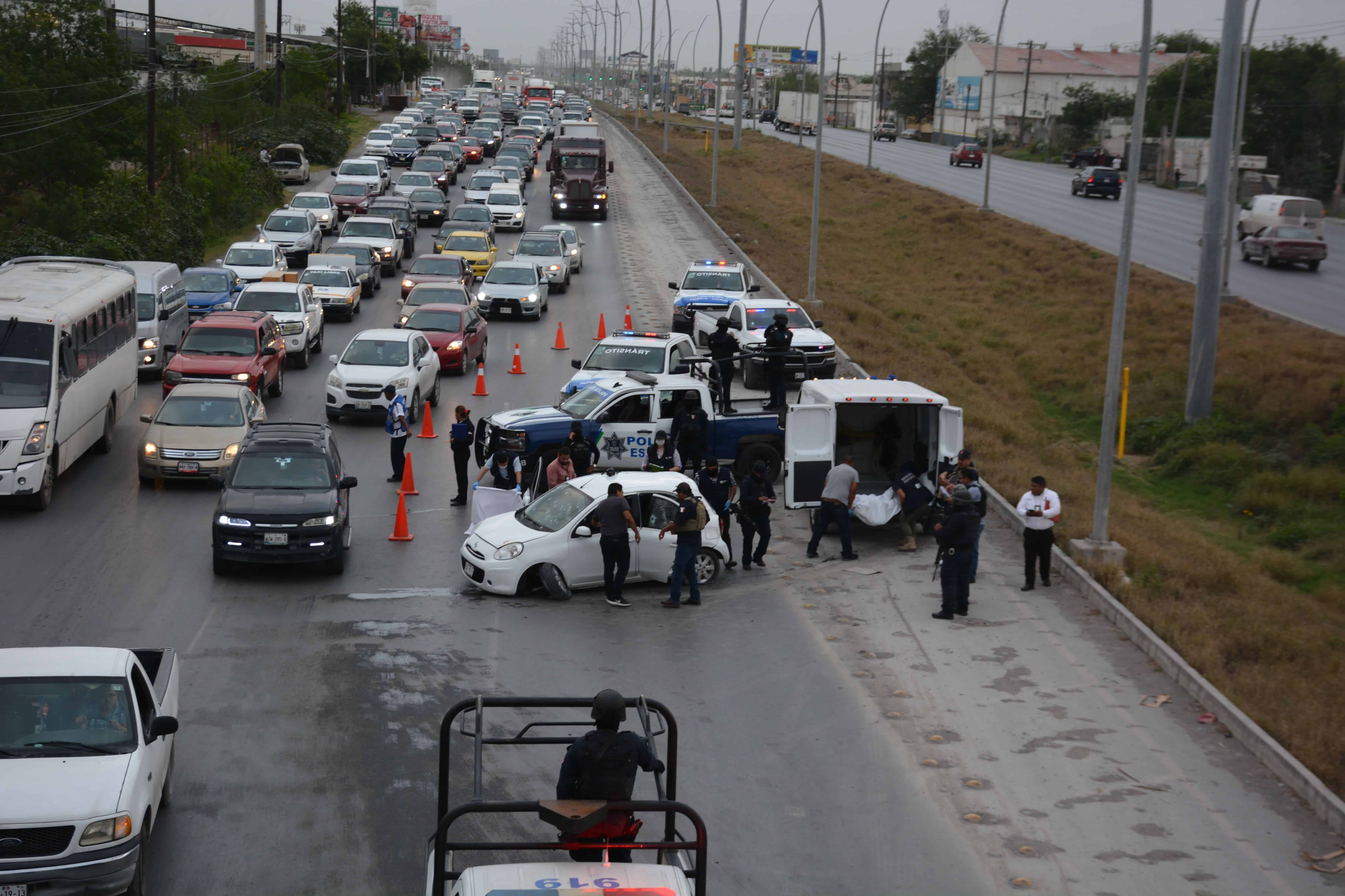 DURANTE el levantamiento del cadáver peritos de la PGJE revisaban el interior de la unidad en busca de evidencias.
