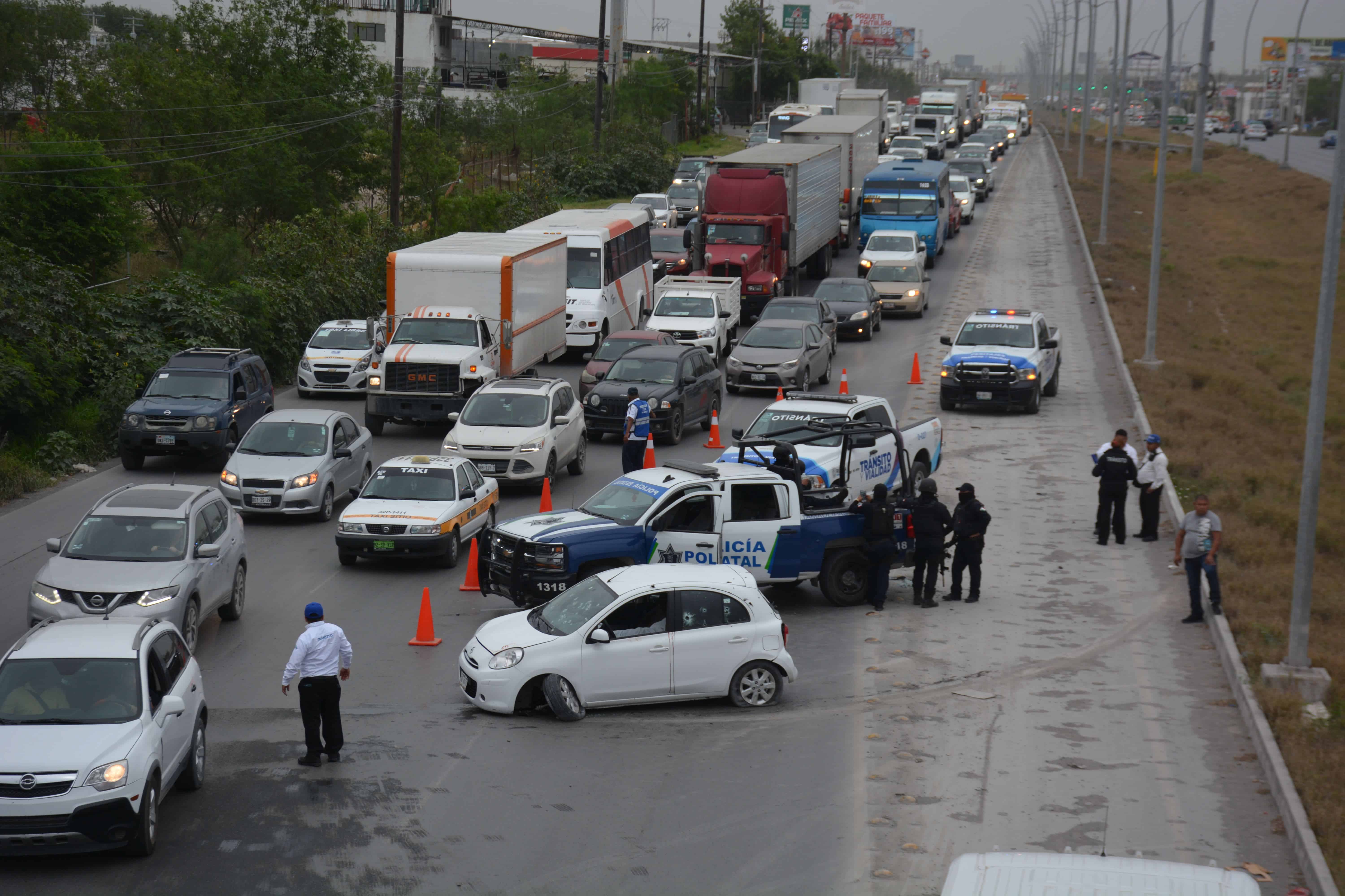 POLICÍAS ESTATALES aseguraron que ellos reaccionaron cuando escucharon el tableteo de las metralletas.