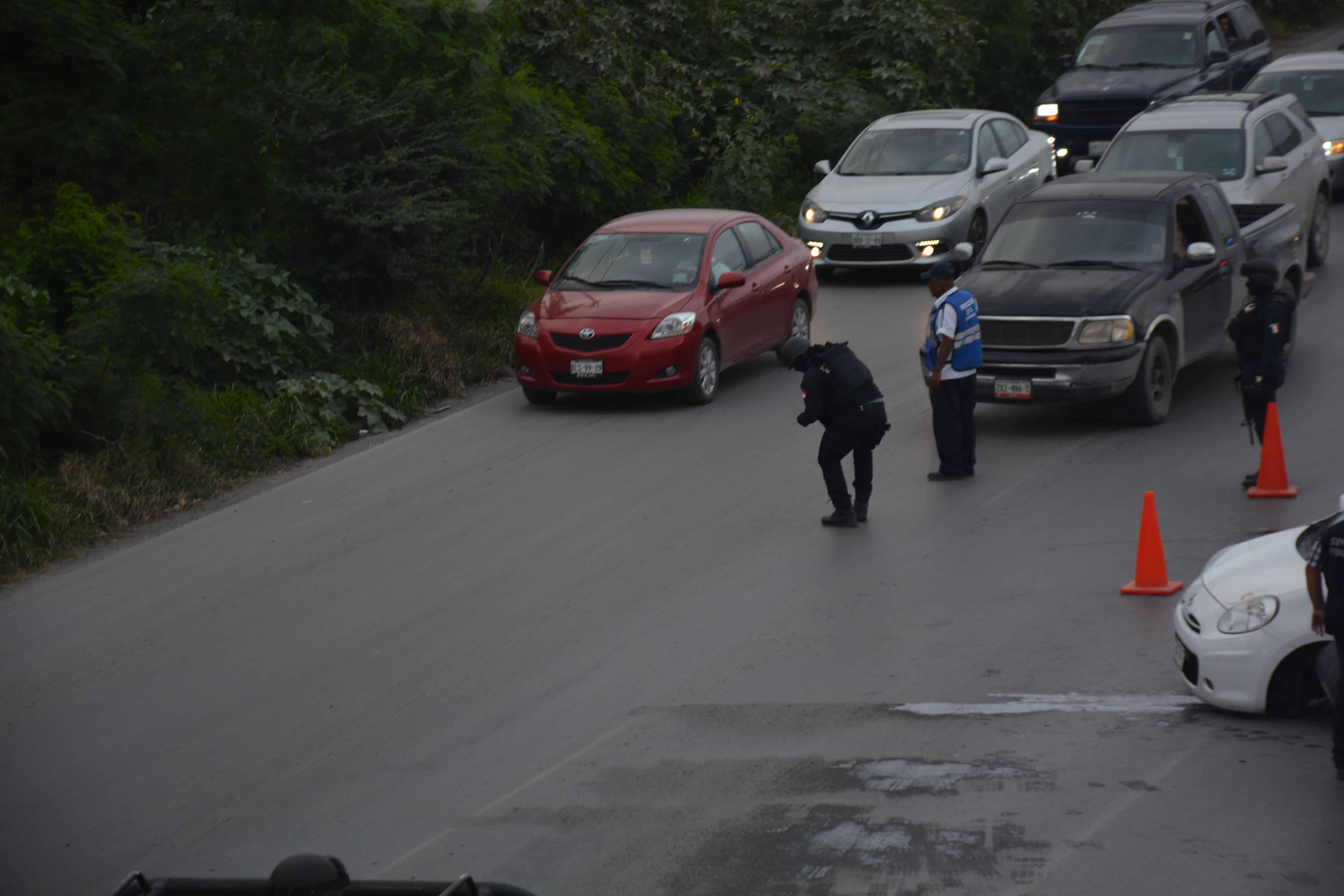 SOBRE EL ASFALTO y en una extensa área quedaron regados decenas de cascos vacíos y plomos.