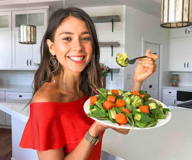 Rawvana, youtuber vegana es sorprendida comiendo pescado Rawvana, youtuber vegana es sorprendida comiendo pescado