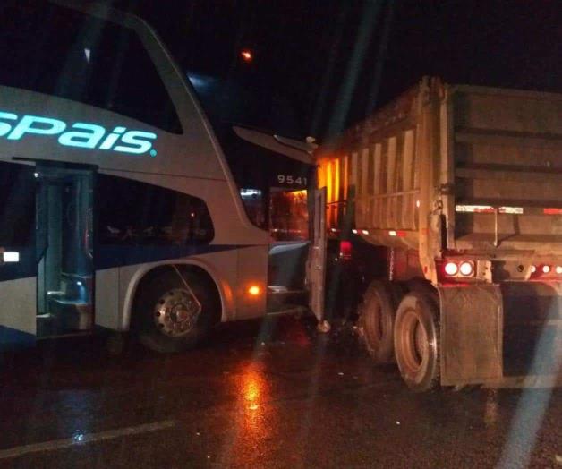 Colisiona autobús en contra de tráiler Colisiona autobús en contra de tráiler