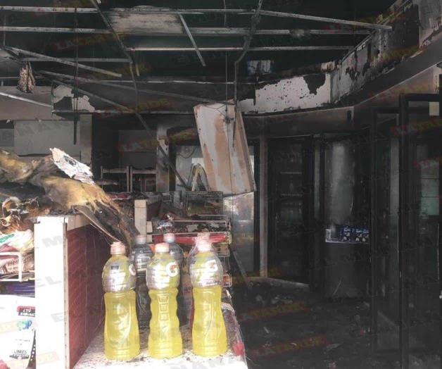 Incendian dos sujetos tienda de conveniencia en Prados de Alcalá Incendian dos sujetos tienda de conveniencia en Prados de Alcalá