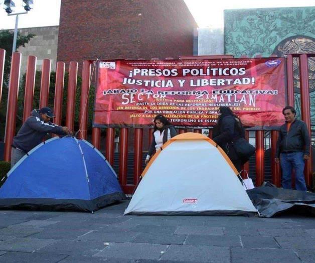 Instruye AMLO a SEP a eliminar lo que afecte a maestros Instruye AMLO a SEP a eliminar lo que afecte a maestros