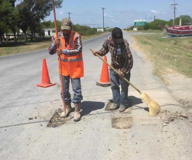 Reparan carretera a la Laguna Madre
