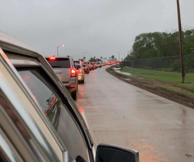 Largas filas en el puente Los Indios