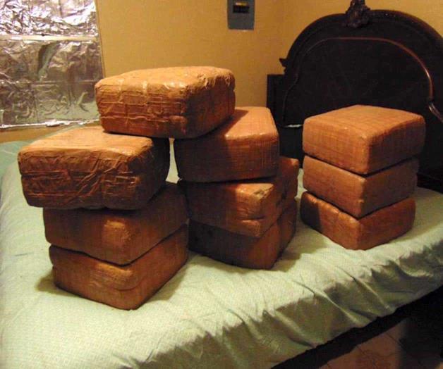 Aseguran armas, autos y mariguana en Roma