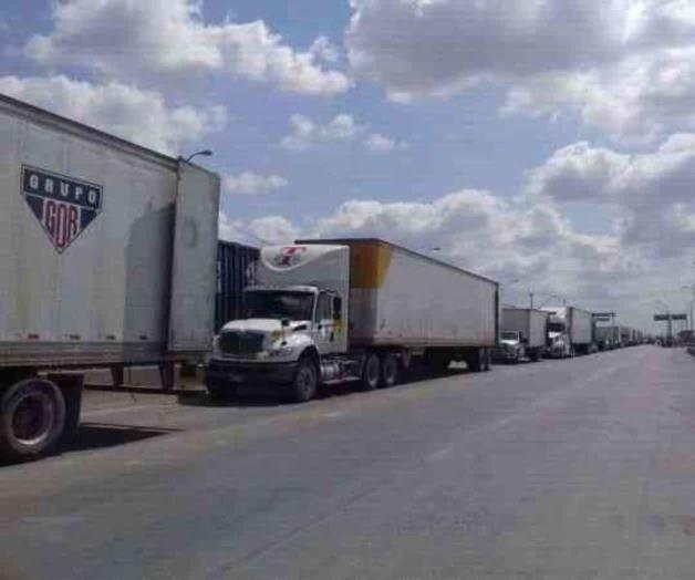 Atorón en frontera descarrila comercio