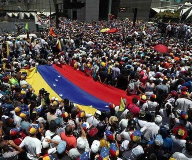 Multitudes marchan a favor y en contra de Maduro en Venezuela