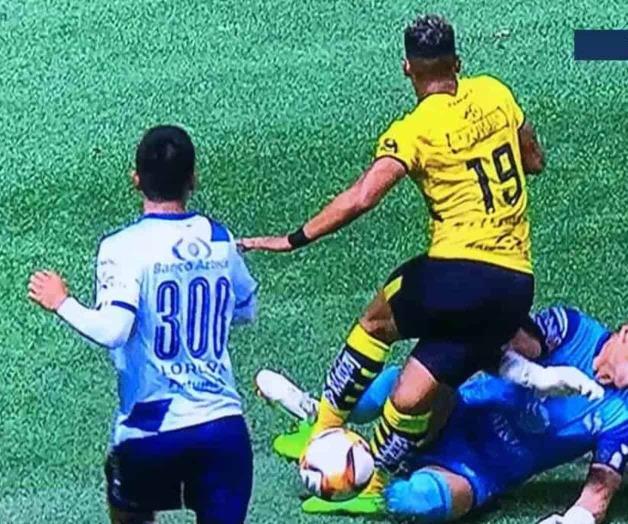 Ray Sandoval sufre fuerte lesión en la rodilla ante Puebla
