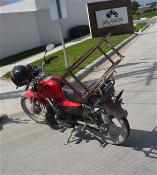 Camionero engatuza a motociclista herido