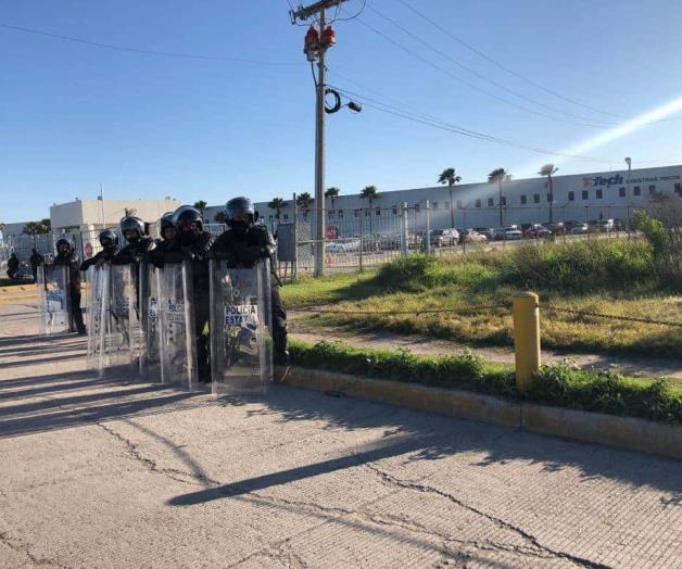Desata bloqueo carretero la detención de huelguistas que obstruían parque industrial Desata bloqueo carretero la detención de huelguistas que obstruían parque industrial