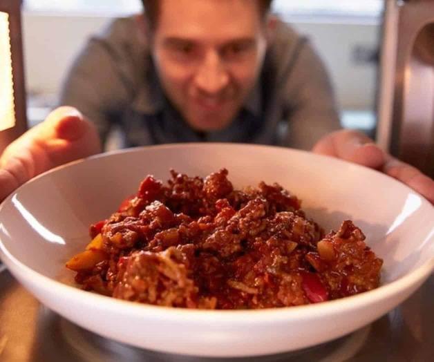 ¿Calentar alimentos en el microondas elimina nutrientes?