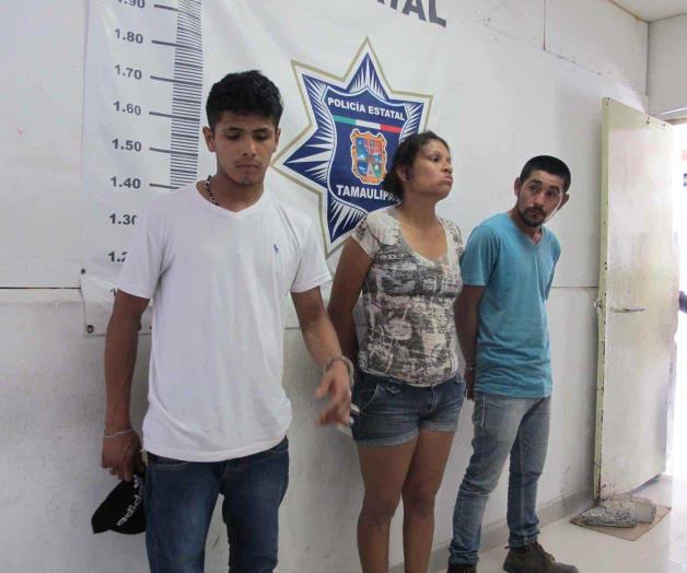 Arrestan al esposo... y ella sube a patrulla