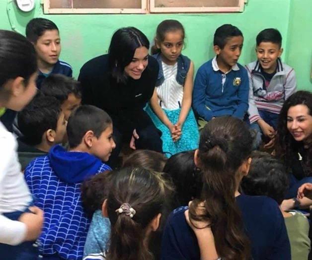 Visita Dua Lipa a niños refugiados en Líbano