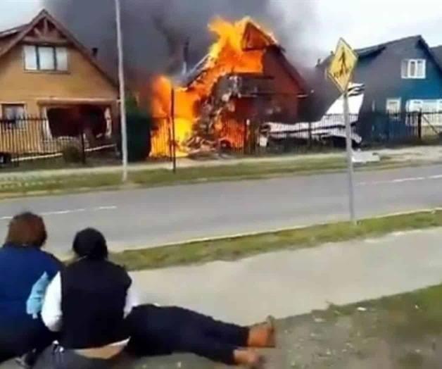 Avioneta cae sobre casa en Chile; mueren 6 personas Avioneta cae sobre casa en Chile; mueren 6 personas