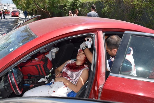 Mujer invade carril; herida Mujer invade carril; herida