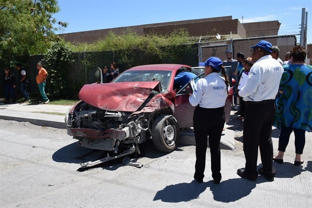 Mujer invade carril; herida Mujer invade carril; herida