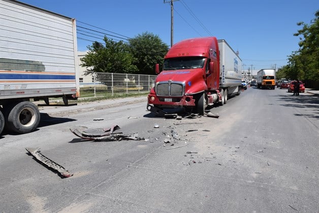 Mujer invade carril; herida Mujer invade carril; herida