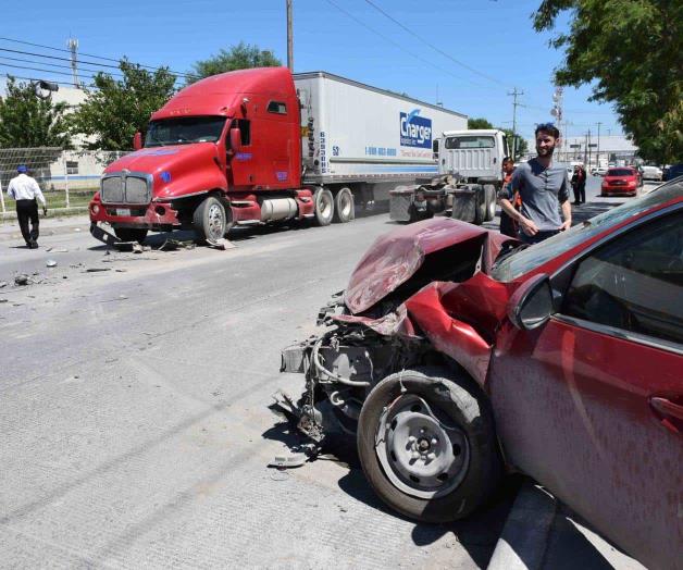 Mujer invade carril; herida Mujer invade carril; herida