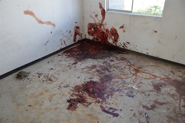 Reportan muerto al C-4 y hallan baño de sangre