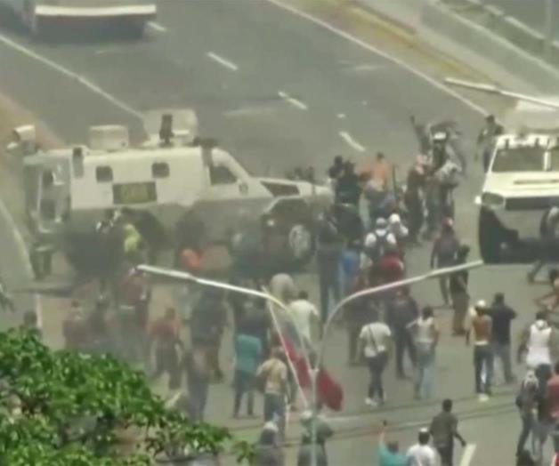 VIDEO: Tanque militar arrolla a grupo de manifestantes en Venezuela