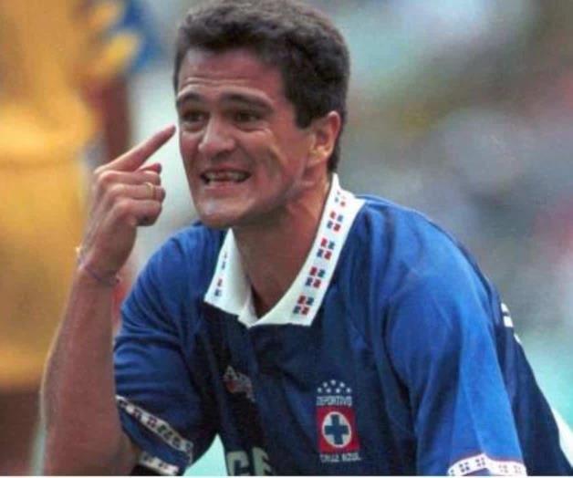 Carlos Hermosillo muestra su molestia por el Cruz Azul