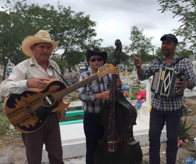 Se funden llanto y música. ‘Te vas ángel mío...’, se oye entre las tumbas