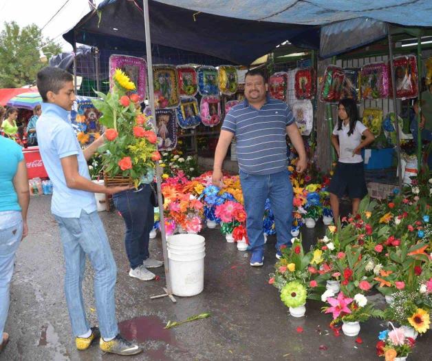 Festejos en panteón con música y flores Festejos en panteón con música y flores