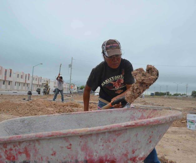 Laura, madre guerrera con pala y carretilla