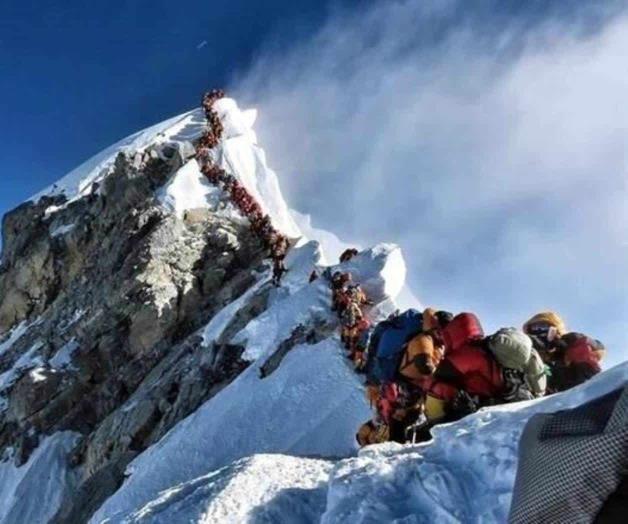 Mueren alpinistas por tumulto en la cima del Everest