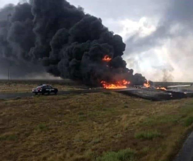 Vuelca y se incendia pipa con gas en Galeana, NL