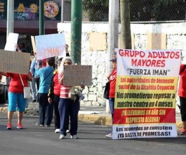 Vecinos de Coyoacán protestan y reciben mochilas