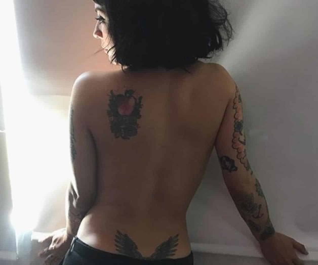 Posa topless y presume tatuaje