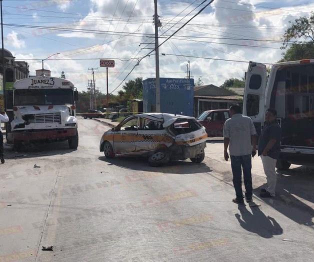 Destroza taxi tras rebasar y perder el control