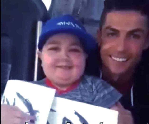 Detiene Cristiano Ronaldo autobús para abrazar a un niño