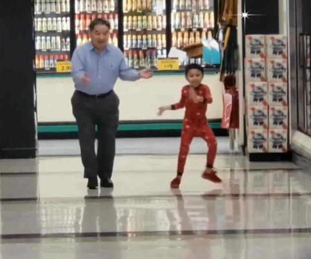 Baila niño con su abuelo en supermercado un día antes de ser operado