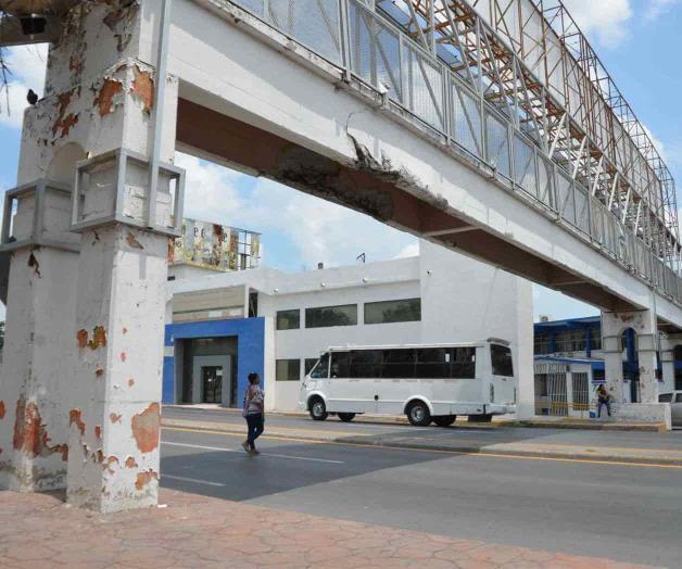 Peatones arriesgan su vida; desprecian los peatonales